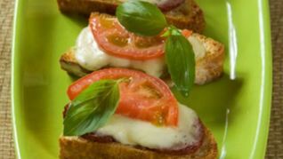 Брускетта с колбасой пепперони