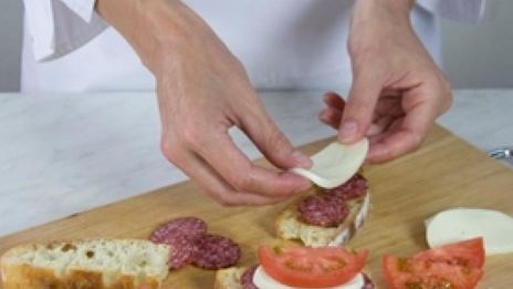 брускетта с колбасой пепперони