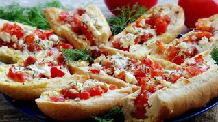 Брускетта с колбасой, помидорами и сыром фета