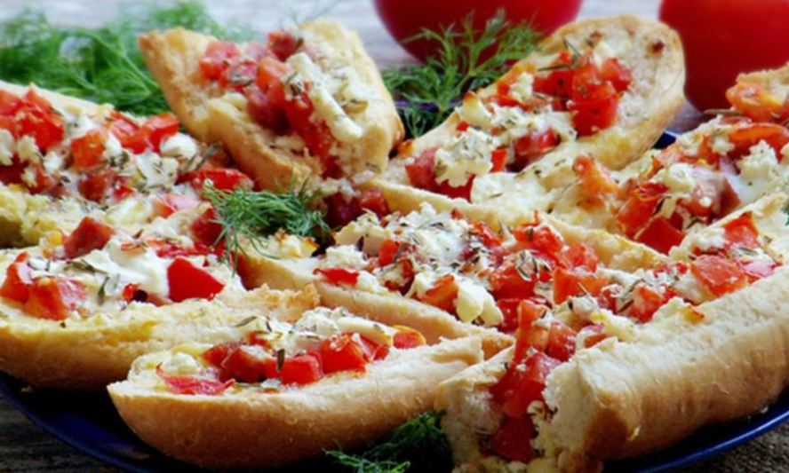 Рецепт брускетты с колбасой, помидорами и сыром фета
