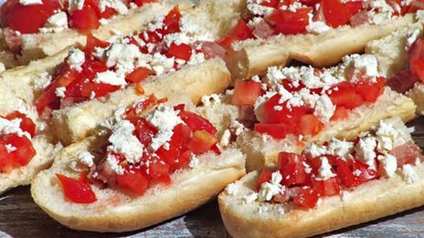 брускетта с колбасой, помидорами и сыром фета