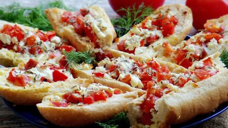 брускетта с колбасой, помидорами и сыром фета