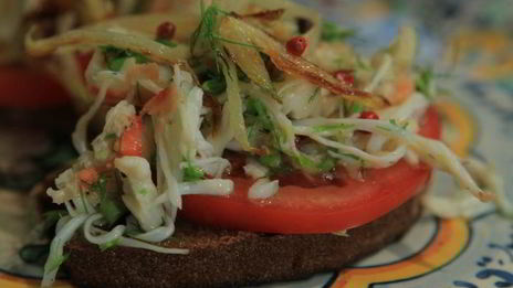 брускетта с крабами