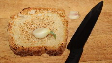 брускетта с крабом и авокадо