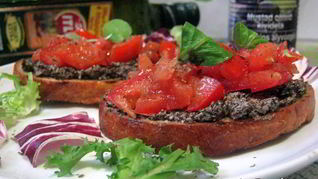 Брускетта с кремом из маслин и помидорами