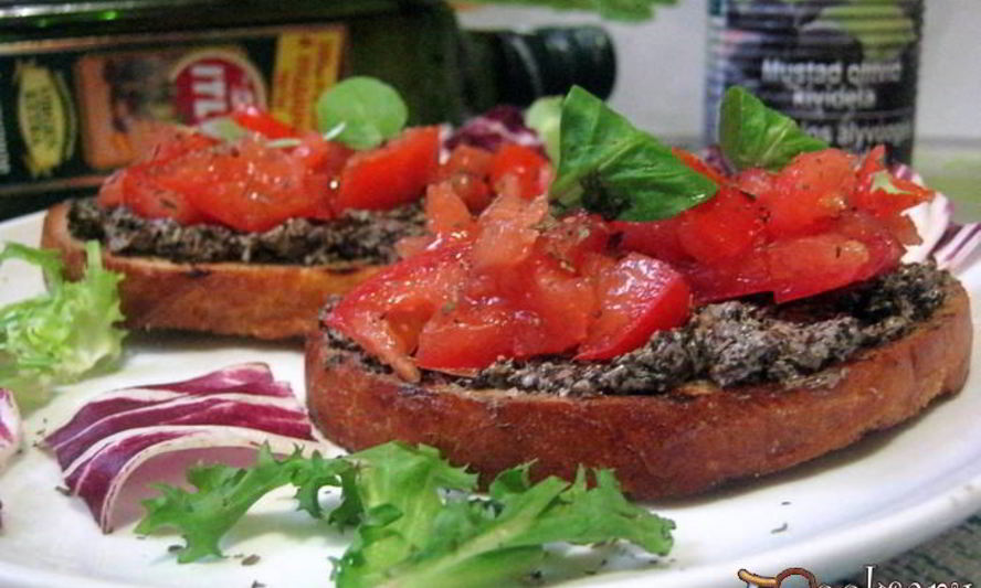 Рецепт брускетты с кремом из маслин и помидорами