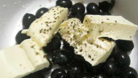 брускетта с кремом из маслин и помидорами