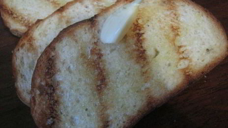 брускетта с кремом из маслин и помидорами