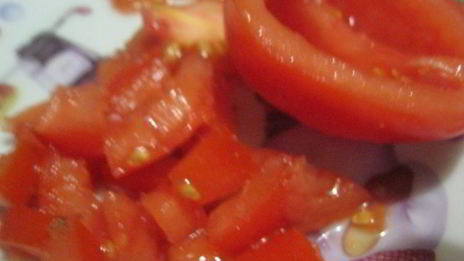 брускетта с кремом из маслин и помидорами