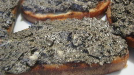 брускетта с кремом из маслин и помидорами