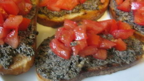 брускетта с кремом из маслин и помидорами