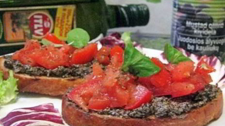 брускетта с кремом из маслин и помидорами