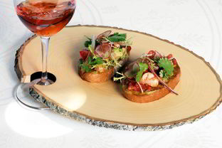 Брускетта с креветками и муссом из авокадо