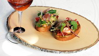 Брускетта с креветками и муссом из авокадо