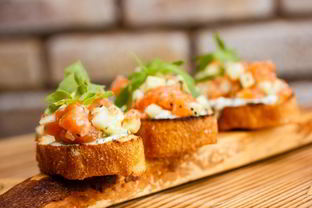 Брускетта с лососем и сливочным сыром