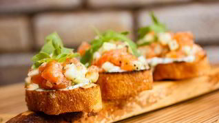 Брускетта с лососем и сливочным сыром