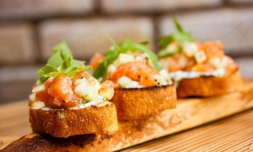 Рецепт брускетты с лососем и сливочным сыром