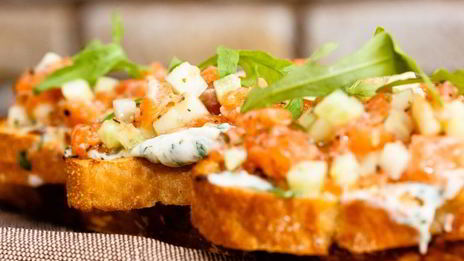 брускетта с лососем и сливочным сыром