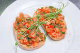 Брускетта с лососем и томатами