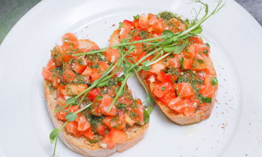 Рецепт брускетты с лососем и томатами