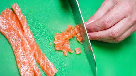 брускетта с лососем и томатами