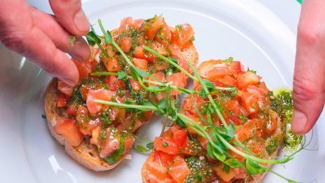 брускетта с лососем и томатами