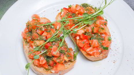 брускетта с лососем и томатами