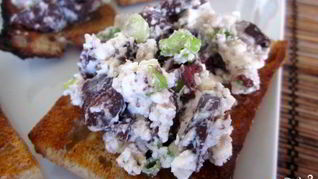 Брускетта с маслинами и фетой