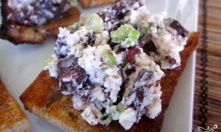 Рецепт брускетты с маслинами и фетой