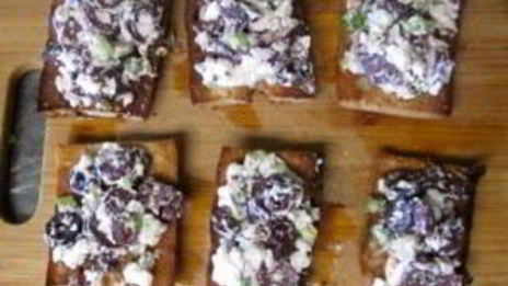 брускетта с маслинами и фетой