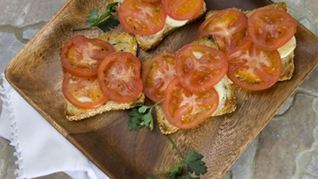 Брускетта с моцареллой