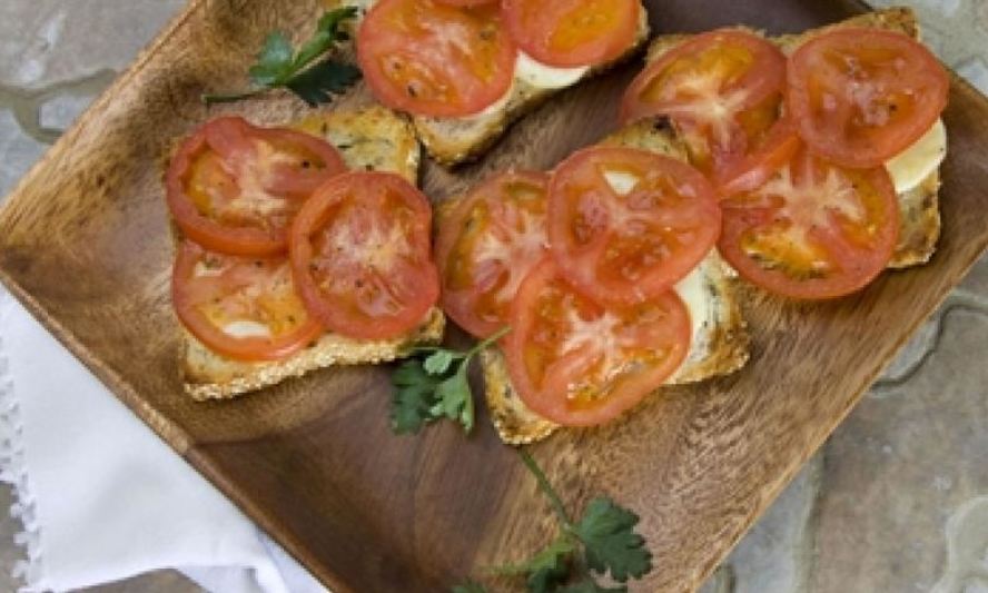 Рецепт брускетты с моцареллой