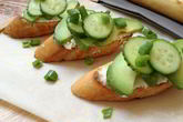 Брускетта с огурцом и авокадо