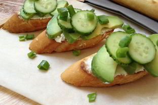 Брускетта с огурцом и авокадо