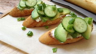 Брускетта с огурцом и авокадо