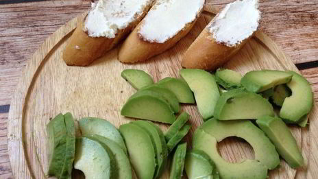 брускетта с огурцом и авокадо