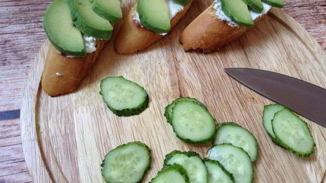 брускетта с огурцом и авокадо