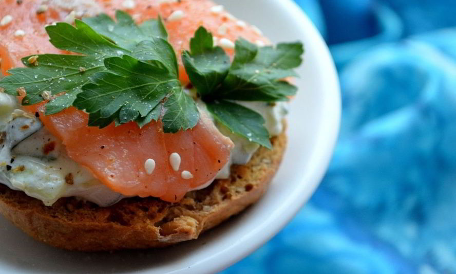 Рецепт брускетты с огурцом и подкопченным лососем