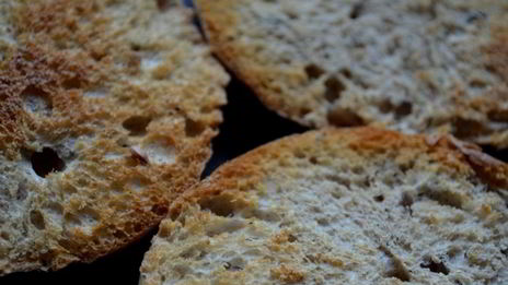 брускетта с огурцом и подкопченным лососем