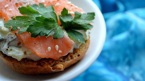 брускетта с огурцом и подкопченным лососем