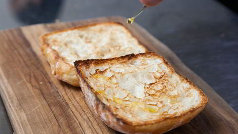 брускетта с печеным болгарским перцем