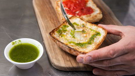 брускетта с печеным болгарским перцем