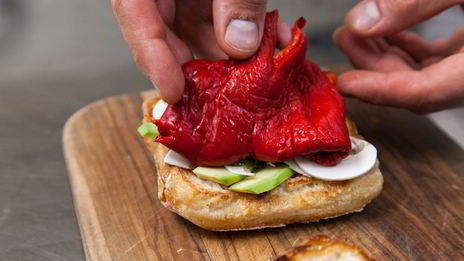 брускетта с печеным болгарским перцем