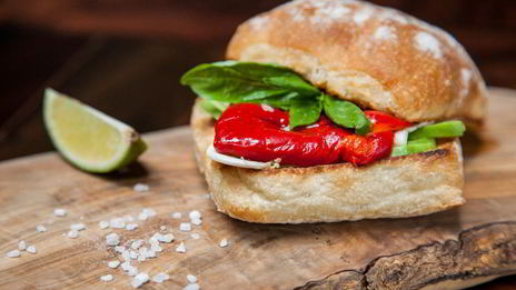 брускетта с печеным болгарским перцем