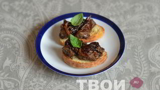 Брускетта с печенью и бальзамическим луком