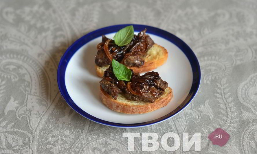 Рецепт брускетты с печенью и бальзамическим луком