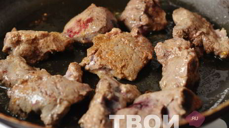 брускетта с печенью и бальзамическим луком