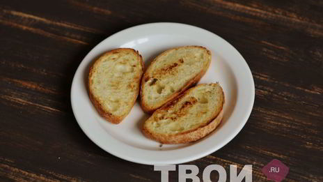 брускетта с печенью и бальзамическим луком