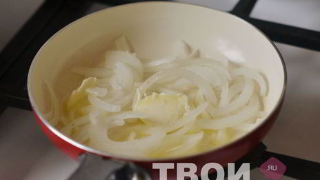 брускетта с печенью и бальзамическим луком