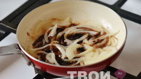 брускетта с печенью и бальзамическим луком